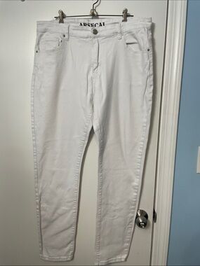 Men’s white jeans